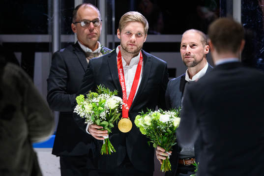 Rögles Valtteri Kemiläinen får blommor för sin insats