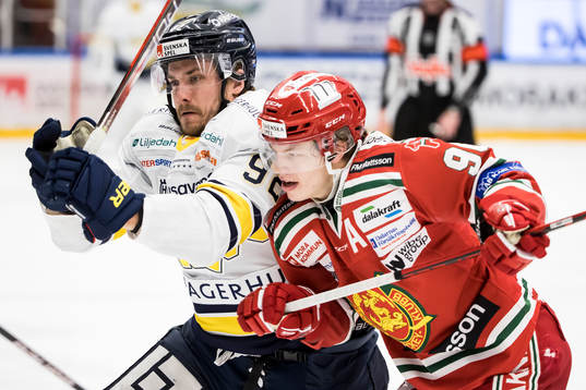 s Pontus Netterberg och Moras Lucas Wernblom under ishockeymatchen i Hockeyallsvenskan mellan Mora och HV71 den 25 februari 2022 i Mora. 