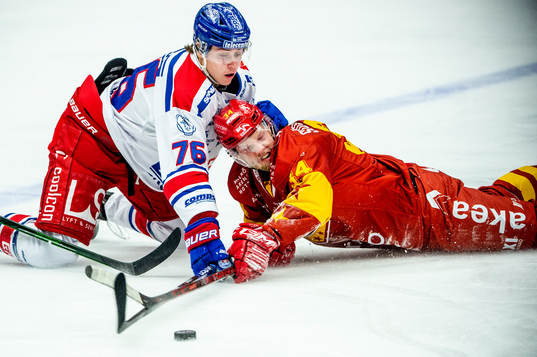 Malmö Redhawks Carl Söderberg mot Oskarshamns Emil