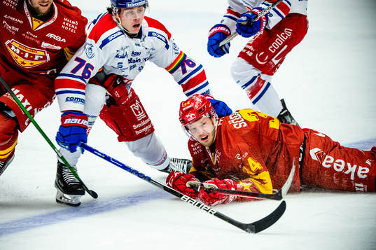 Malmö Redhawks Carl Söderberg mot Oskarshamns Emil