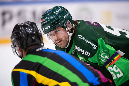 Linus Johansson pratar med domaren