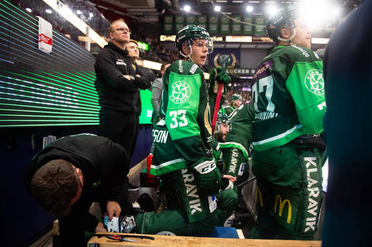 Färjestads Albert Johansson får hjälp att byta skena av