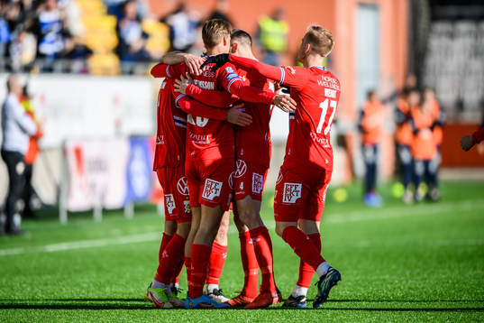 IFK Göteborgs spelare jublar efter 0-1 av Emil Salomonsson