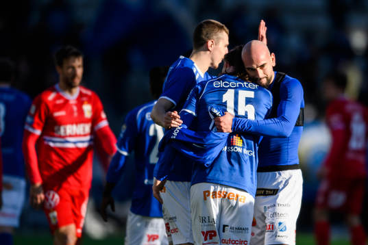 Norrbys Nino Osmanagic jublar med lagkamratwer