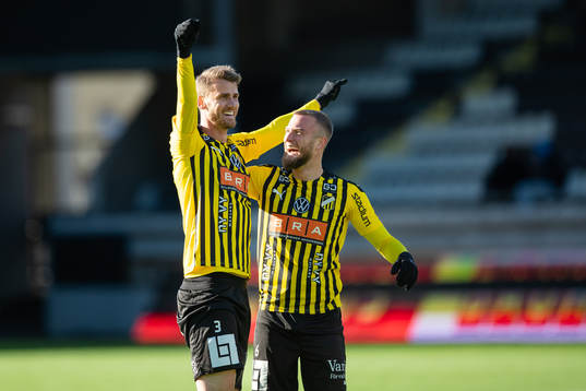 Häckens Johan Hammar jublar ihop med Alexander Faltsetas