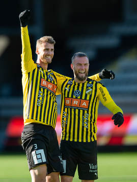 Häckens Johan Hammar jublar ihop med Alexander Faltsetas