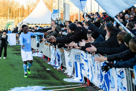 Malmö FFs Malik Abubakari jublar tillsammans med publiken efter 1-3