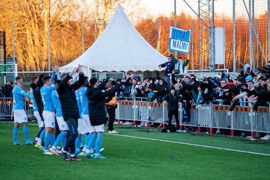 Malmö FFs spelarna tackar publiken