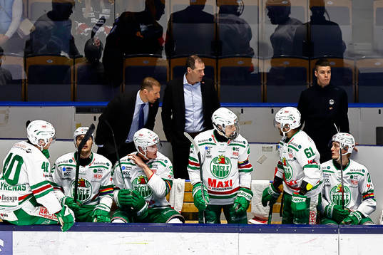 Rögles bås med tränare Cam Abbott