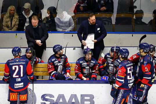 Linköpings bås med tränare Klas Östman och assisterande