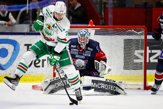 Linköpings målvakt David Rautio ser Rögles Anton