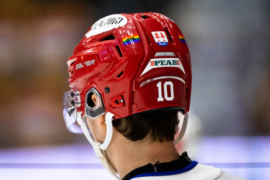 Timrås Robin Alvarez med Pride loggan