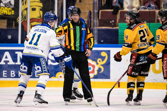 Leksands Martin Karlsson och Domare Sören Persson och