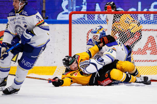 Luleås Sami Lepistö och Leksands målvakt Axel Brage