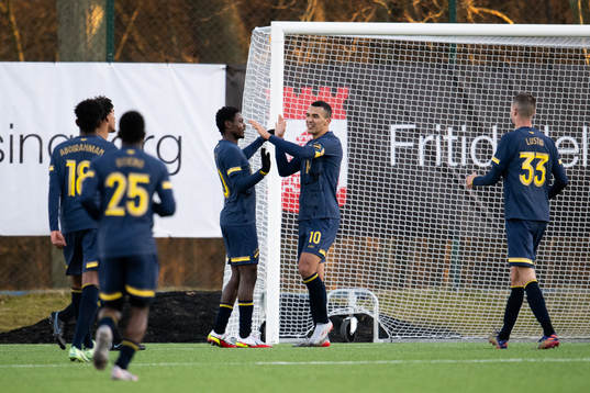 s Henry Atola och Nabil Bahoui jublar efter 0-4 målet under fotbollsmatchen i Svenska Cupen mellan Eskilsminne och AIK den 27 februari 2022 i Helsingborg. 
