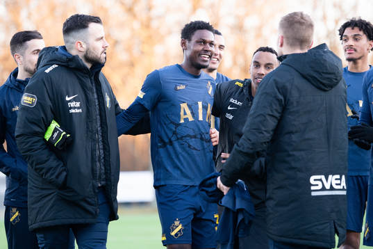 s Henry Atola jublar efter slutsignalen under fotbollsmatchen i Svenska Cupen mellan Eskilsminne och AIK den 27 februari 2022 i Helsingborg. 