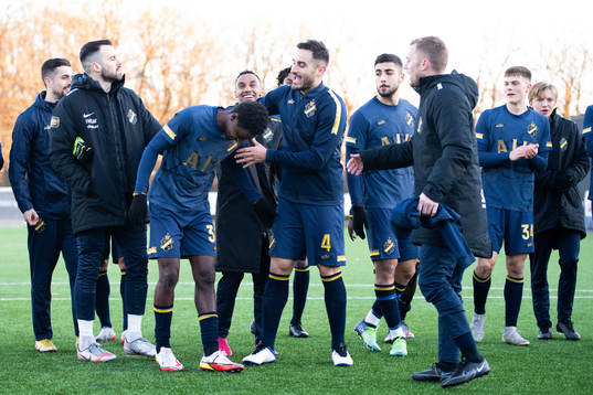 s Henry Atola 0ch Sotirios Papagiannopoulos jublar efter slutsignalen under fotbollsmatchen i Svenska Cupen mellan Eskilsminne och AIK den 27 februari 2022 i Helsingborg. 