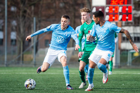Malmö FFs Patriot Sejdiu och Sergio Pena mot BK Olympics Hugo Bolin