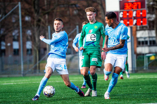 Malmö FFs Patriot Sejdiu och Sergio Pena mot BK Olympics Hugo Bolin