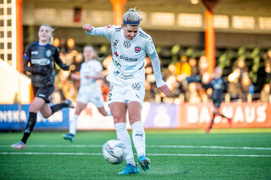 Rosengårds Olivia Schough på väg att assistera till 3-0