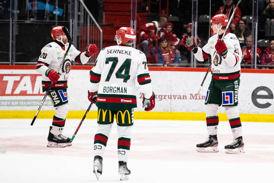 Frölundas Elmer Söderblom jublar med Joel Lundqvist
