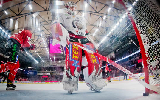 Örebros Robert Leino gör 3-2 på Frölundas målvakt