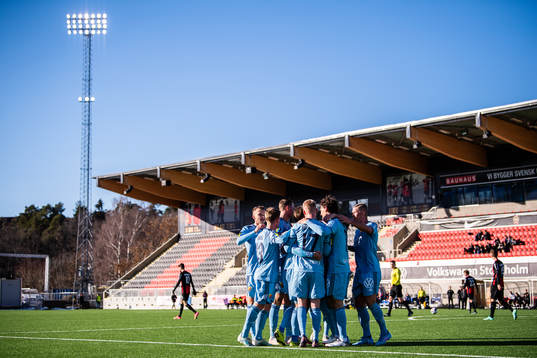 Djurgårdens spelare jublar efter att Kalle Holmberg gjort 0-2
