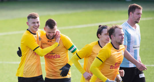 Lunds Ivan Danielsson Andanovski har gjort 2-0 och grattas