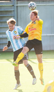 IFK Hässleholms Robin Strömberg nickduellerar med Lunds Axel Jidorf i träningsmatchen mellan Lunds BK och IFK Hässleholm i Lund 27 februari 2022.
