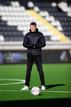 Häckens tränare Robert Vilahamn innan  fotbollsmatchen i