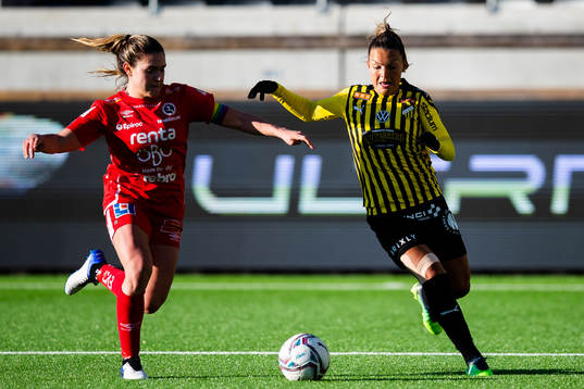 Örebros Carly Wickenheiser och Häckens Johanna Rytting