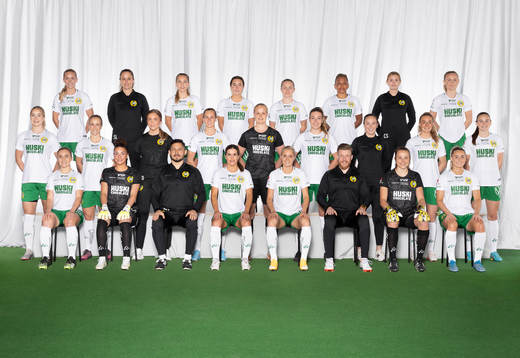  Elsa Karlsson, Målvaktstränare Sofia Lundgren, Sara Eriksson, Fanny Hjelm, Emilia Larsson, Madelen Janogy, Fysioterapeut Caroline Svedjeby, Matilda Vinberg. Mittenledet från vänster: Eva Nyström, Adelina Engman, Fysioterapeut Filippa Sparf, Ellen Wangerheim, Kathrine Larsen, Emma Westin, Team Manager Cathrine Dahlström, Ellen Schampi, Vilde Hasund. Sittande från vänster: Ellen Gibson, Hannah Kohl, Huvudtränare Pablo Pinones Arce, Hanna Folkesson, Alice Carlsson, Assisterande Tränare Rafael Roldan Bermudez, Anna Taminen, Emma Jansson.