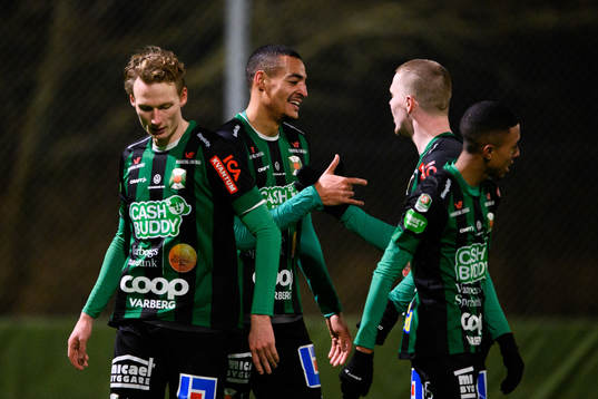 Varbergs Simon Karlsson Adjei jublar med lagkamrater efter 1-0