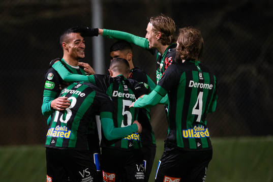 Varbergs Simon Karlsson Adjei jublar med lagkamrater efter 1-0