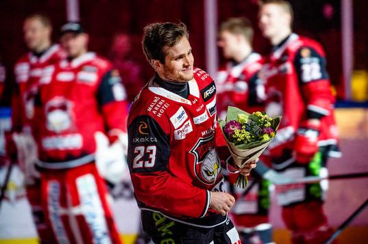 Malmö Redhawks Christoffer Forsberg fick ta emot blommor
