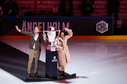 Former player Kenny Jönsson and artist Jill Johnson with