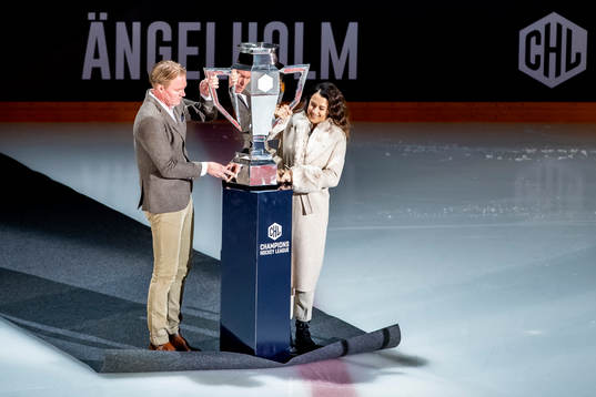 Former player Kenny Jönsson and artist Jill Johnson with