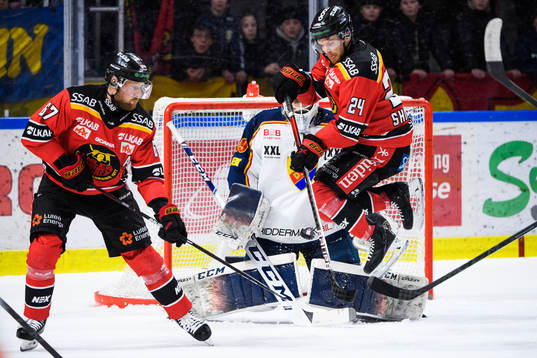 Luleås Linus Omark och Brendan Shinnimin framför