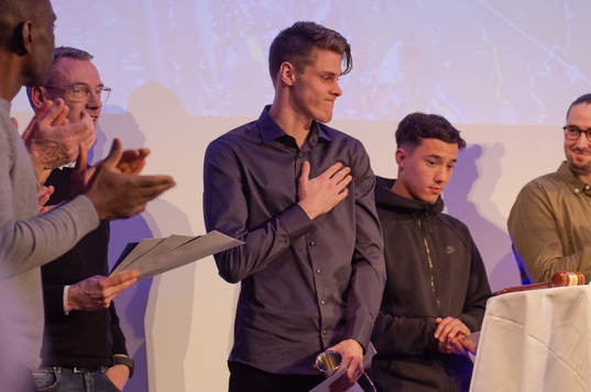 IFK Göteborgs målvakt Adam Ingi Benediktsson hyllas och mottager Gamla Kamraters Hederspris