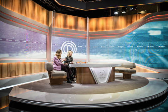 Programledare Lovisa Giertta och Johanna Ojala i Viaplays studio