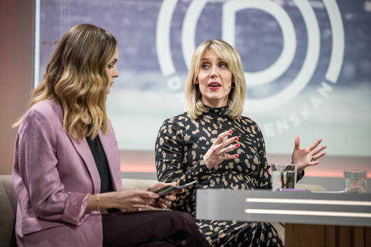 Programledare Lovisa Giertta och Johanna Ojala i Viaplays studio
