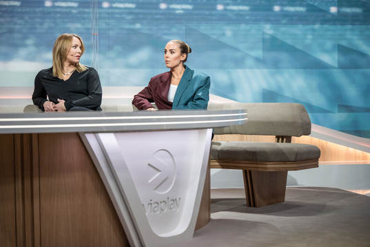 Johanna Frisk och Petronella Ekroth i Viaplays studio