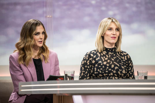 Programledare Lovisa Giertta och Johanna Ojala i Viaplays studio