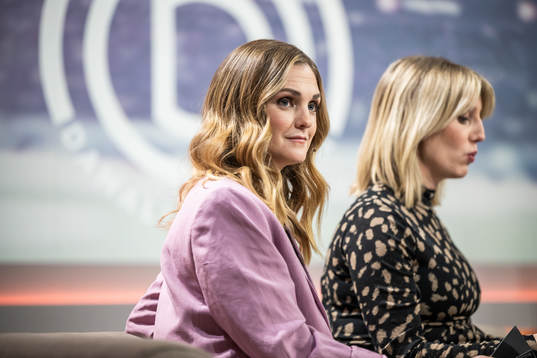 Programledare Lovisa Giertta och Johanna Ojala i Viaplays studio