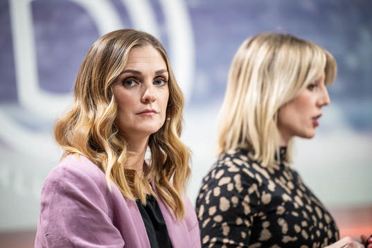 Programledare Lovisa Giertta och Johanna Ojala i Viaplays studio