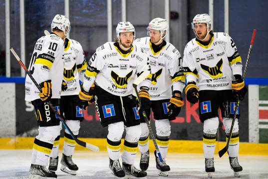 Västerås Marcus Bergman jublar med lagkamraterna