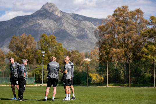 Målvaktstränare Sven Andersson, matrialförvaltare Lino Boriero, tränare Jörgen Lennartsson, assisterande tränare Mattias Lindström och sportchef Andreas Granqvist samlade