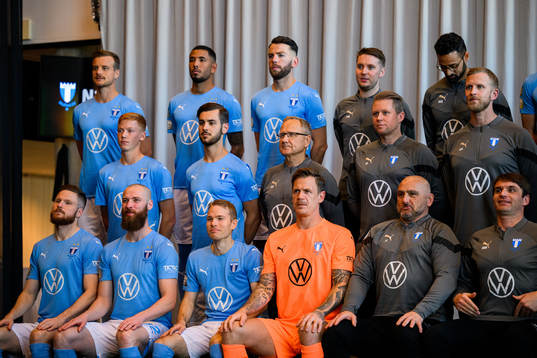 Spelarna ställer upp för en lagbildsfotograferingen med Malmö FF den 3 mars 2022 i Malmö. 