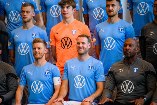 Spelarna ställer upp för en lagbildsfotograferingen med Malmö FF den 3 mars 2022 i Malmö. 