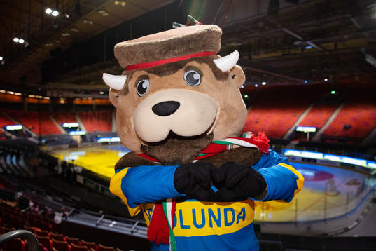 Frölle the mascot of Frölunda is dressed in a blue and